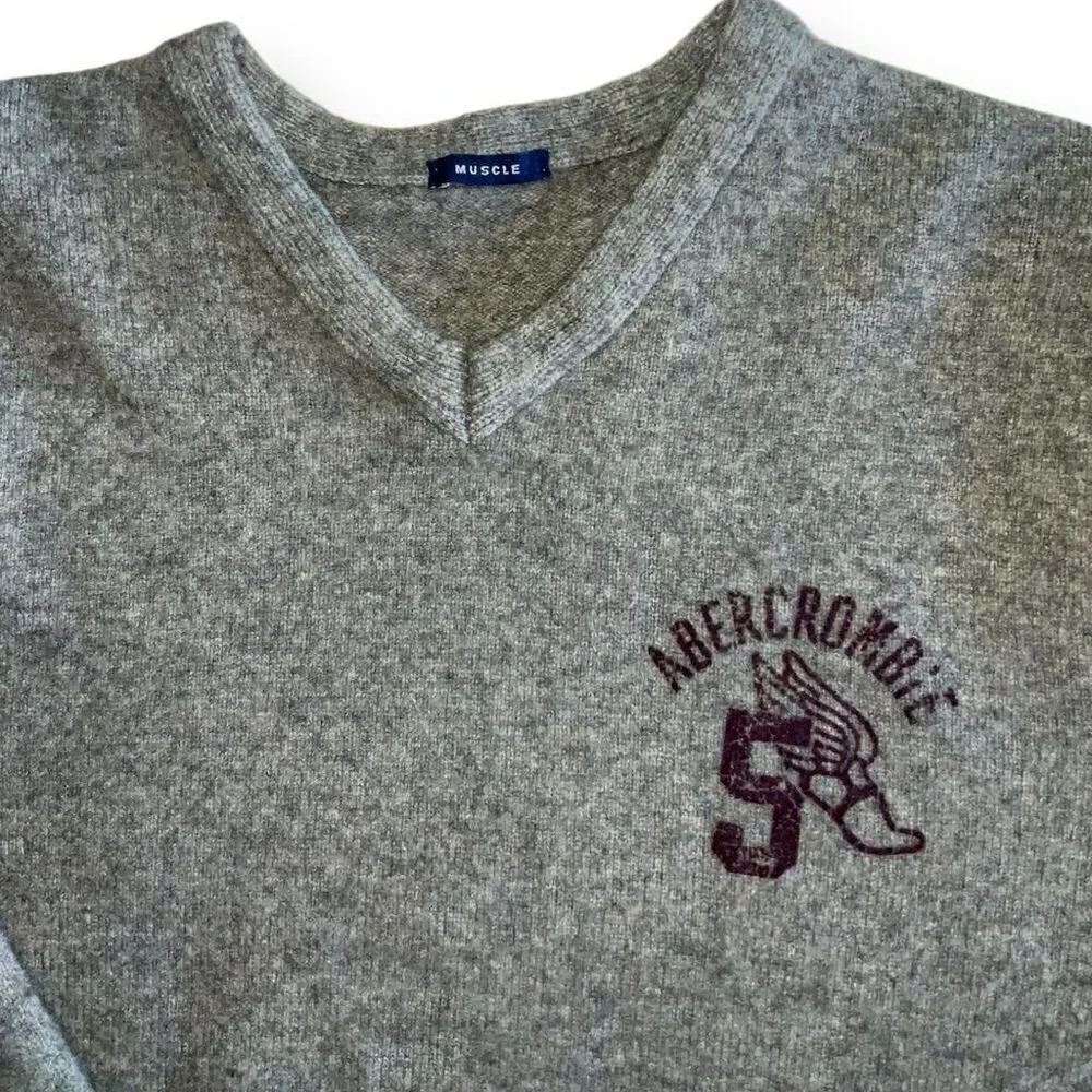 📚 Abercrombie Men’s V-Neck Sweater 🏛️ Size M | Vintage Gray‎ Collegiate Core